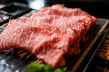 Yakiniku ya da Shabu için bir parça çiğ sığır eti. Kapat.