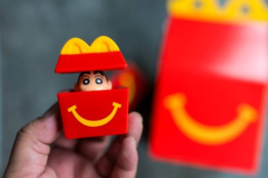 Bangkok, Tayland - 12 Şubat 2026 HM Box Surprise, Crayon Shinchan X McDonald. Tayland McDo 'da 8 oyuncağın hepsini topladığın o tasasız çocukluk günlerini tekrar yaşa.