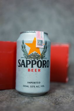 Bangkok, Tayland - 12 Şubat 2026: bir kutu Sapporo birası. Japon bira fabrikası Alman eğitimli bira üreticisi Seibei Nakagawa tarafından 1876 yılında kuruldu. Japonya 'daki en eski bira markasıdır..