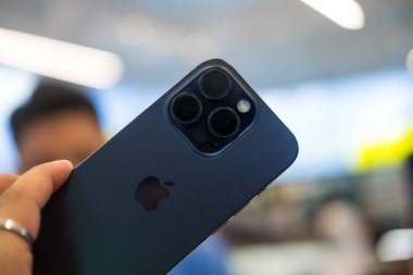 Bangkok, Tayland - 13 Şubat 2026: Erkek el yeni iPhone 15 Pro Max mavi Titanyum.