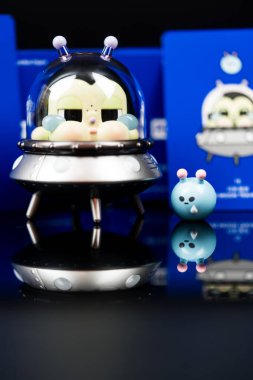 Bangkok, Tayland - 13 Şubat 2026: Pop Mart mağazasından ay dizisi figürlerine ağlayan bir bebeğin Ay Gezgini. Sulugöz koleksiyonları