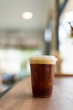 Koyu kahve ya da ahşap masada buzlu americano.