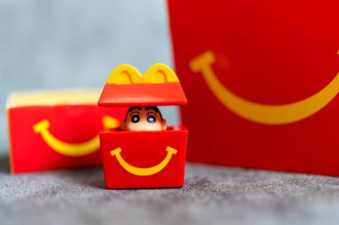 Bangkok, Tayland - 15 Şubat 2026 HM Box Surprise, Crayon Shinchan X McDonald. Tayland McDo 'da 8 oyuncağın hepsini topladığın o tasasız çocukluk günlerini tekrar yaşa.