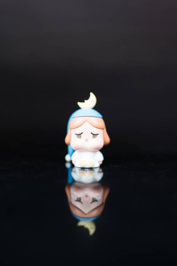 Bangkok, Tayland - 15 Şubat 2026 POP MART. Ay Tutucusu Mini. CRYBABY AY SERİLERİNDE AYI AĞLIYOR