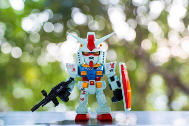 Bangkok, Tayland - 16 Şubat 2026: QMSV Mini Gundam 5. yıldönümü versiyonu figürü, Gundam by SamSam