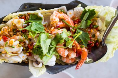 Karides ve taze sebzeli karides salatası, taze marul yaprağı ve Tayland salatası.