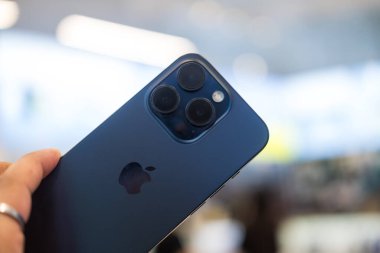 Samut Prakan, Tayland - 22 Şubat 2023: Erkek el yeni iPhone 15 Pro Max mavi Titanyum.