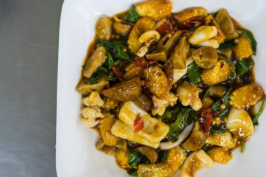 Kızarmış mantar ve acı biberli deniz ürünleri karıştırın.