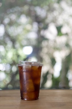 Bir bardak sade kahve ya da buzlu americano.