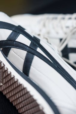 Bangkok, Tayland - 5. Maç 2026: Ayakkabı üzerinde imzalı bir şerit, Onitsuka Tiger Mexico 66 SD, Sıcak Bej Siyah, simgesel MEXICO 66 'dan miras kalan elementler