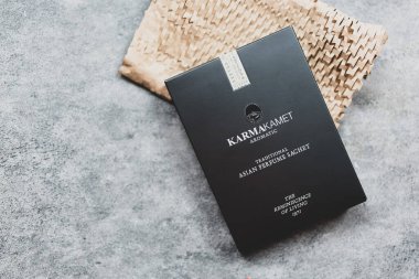 Bangkok, Tayland - 5. Maç 2026: Bir kutu Karmakamet Aromatik Geleneksel Asya parfümü. Asya Parfüm Sachet doğal malzemeler ve saf aromatik yağlardan yapılır.