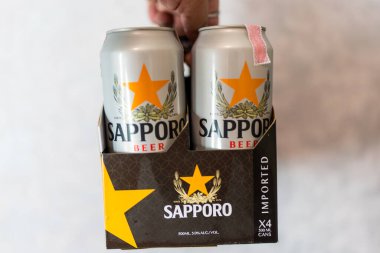 Bangkok, Tayland - 5 Mart 2026: Elde dört kutu Sapporo birası