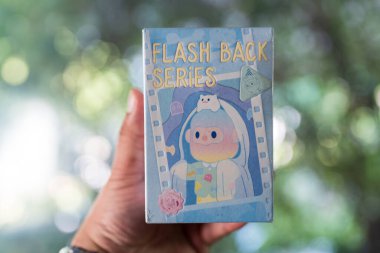 Bangkok, Tayland - 12 Mart 2026: UNICORN FARMER FARMER FARMER Bob Flash Back serisi Blind Box 12 pc. Elinde.