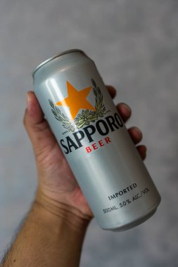 Bangkok, Tayland - 12 Mart 2026: bir kutu Sapporo birası. Japonya 'daki en eski bira markasıdır..
