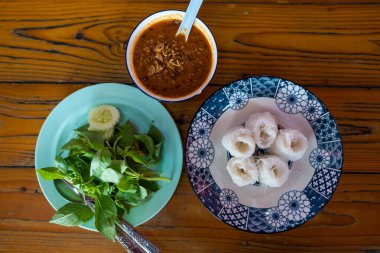 Khanom Jeen Nam Prik taze sebzelerle servis edildi. Thai gurmesi, Khanom jeen nam Prik in Thai.