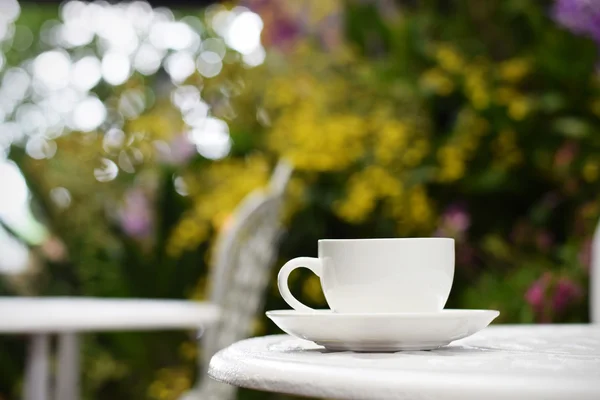 Xícara de café na mesa no jardim (fundo vintage ) Fotos De Bancos De Imagens