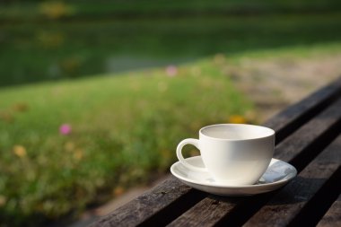 Tablo (vintage arka bahçesinde kahve fincanı)