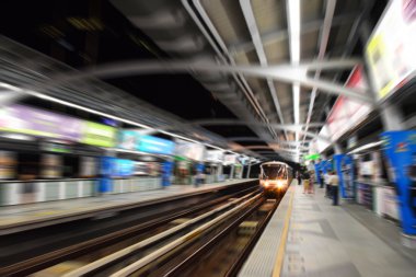 İnsanlar gece Zoom motion Blur efekti (arka plan ile Bangkok gökyüzü Tren İstasyonu)