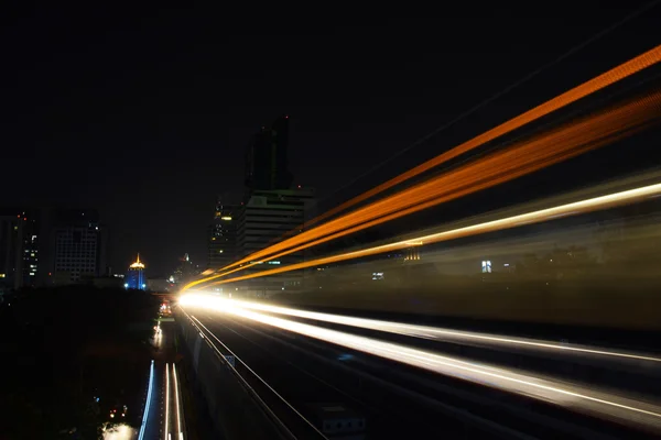 Abstrato aceleração velocidade movimento luz Borrão de Sky Train à noite (fundo ) Fotos De Bancos De Imagens Sem Royalties