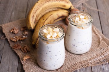 Sabah müsli cam kavanoza yoğurt ile