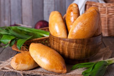 Rus hamur işleri (pirogi) dolu yumurta ve yeşil soğan, closeup ile