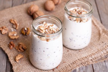 Yoğurt ve cam kavanoz içinde fındık ile müsli