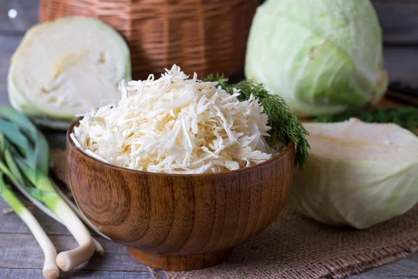 Ripe white cabbage on a wooden table — Stock Photo, Image