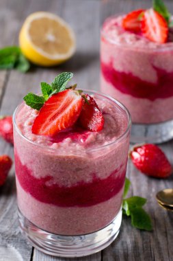 Tatlı çilek bir cam, dikey