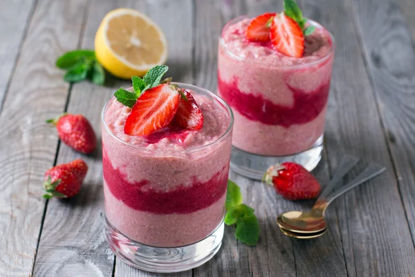 Tatlı gözlükteki taze çilek ile