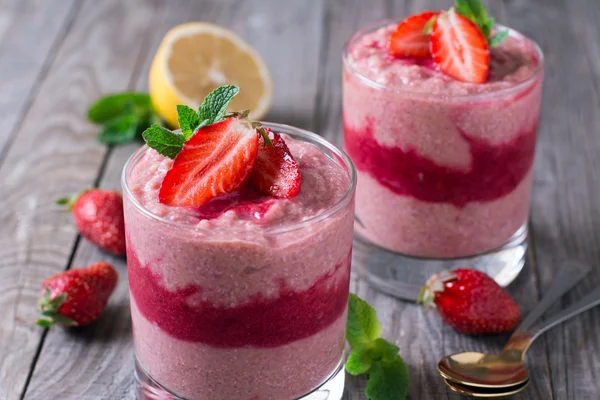 Dessert aux fraises avec des baies fraîches — Photo