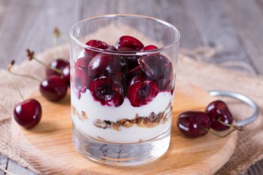 Yoğurt ve bir bardak çilek