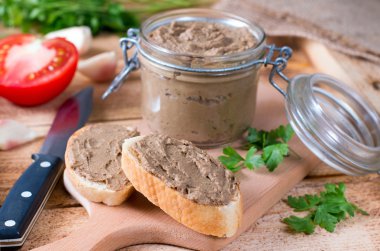 tavuk karaciğer pate ekmek ve kavanoz içinde