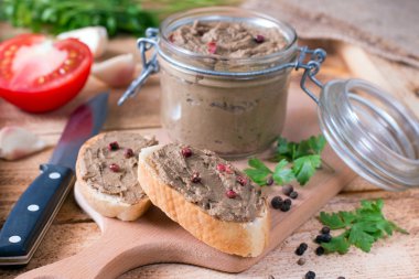 Ev yapımı tavuk karaciğer pate baget ve domates ile