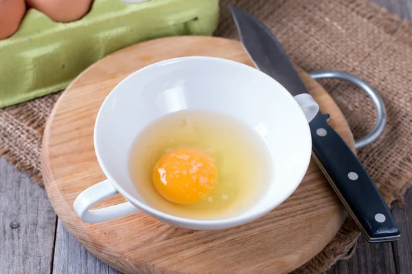 Imagem bonita de ovos em uma tigela branca com batedores perto da gema — Fotografia de Stock