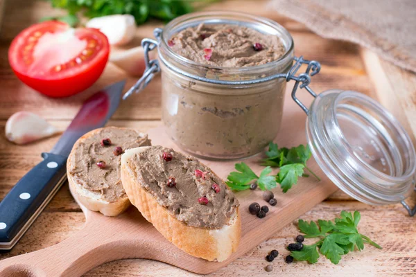 lezzetli karaciğer pate toasted ekmek dilimleri