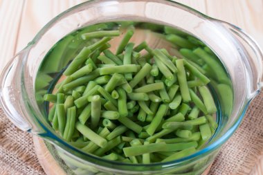 Yeşil fasulye kaynar suyun içine sokmayı