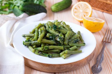 Beyaz yemek çatalı ile yeşil fasulye salatası