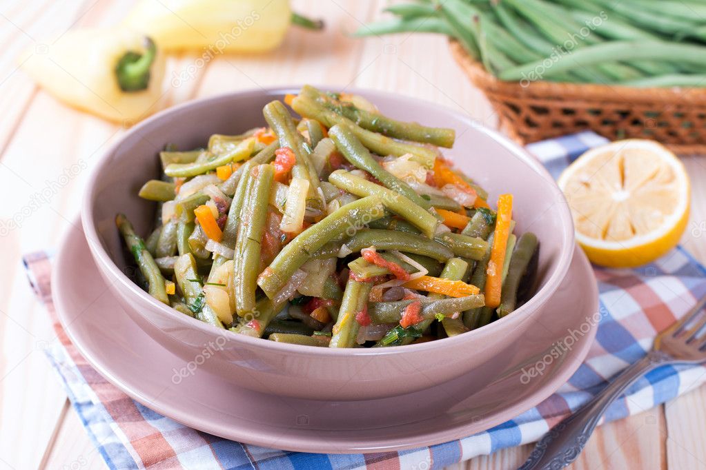 Braised green beans with carrots, onions and parsley