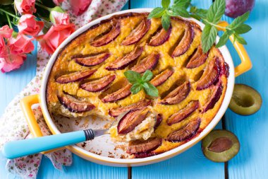 Kaşık ile Erik ile ev yapımı pasta