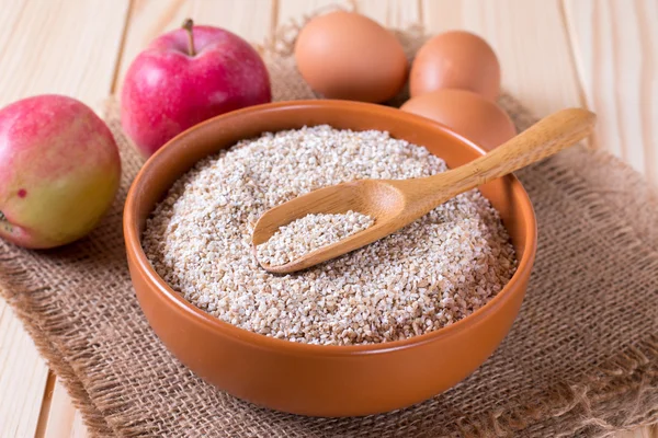 Ham çavdar tahıl bir kaşıkla yumurta bir kase kuru