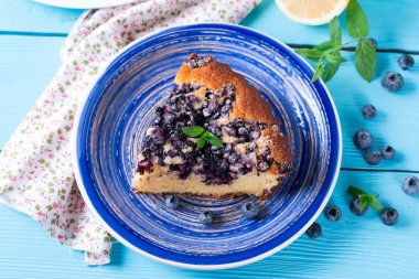 Yaban mersinli kek masada plaka üzerinde