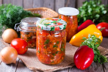 Bir cam kavanoza konserve sebze salatası