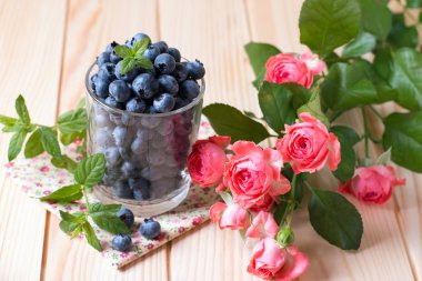 Bir cam ve çiçekler taze yaban mersini