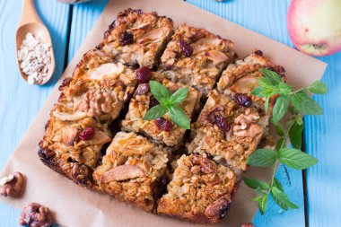 Elmalı granola tahıl çubukları