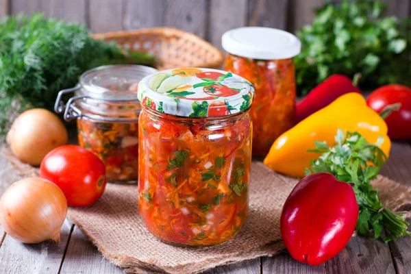 Bir cam kavanoza konserve sebze salatası