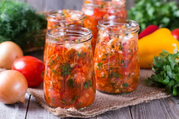 Konzervované zeleniny salát do sklenic a ingredience pro domácí — Stock fotografie