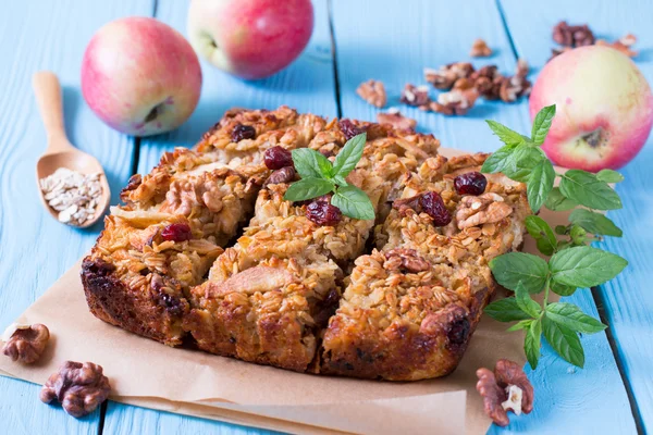Homemade apple cake over wooden table — Stock Photo, Image