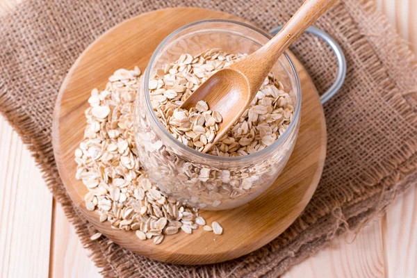 Farina d'avena cruda su un tavolo di legno — Foto Stock