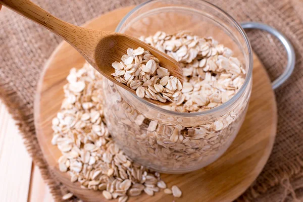 Farina d'avena cruda in un barattolo di vetro — Foto Stock