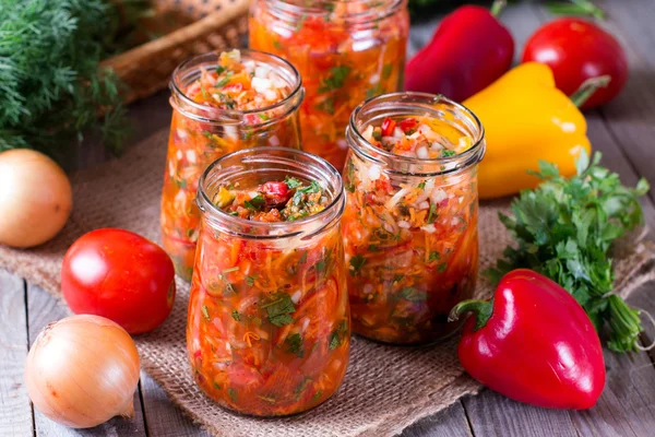 Cam ahşap masa üzerinde sebze salatası